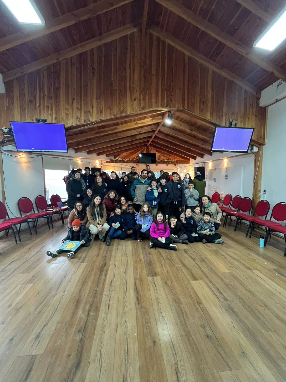Estudiantes, familias y equipo de Kumelen reunidos en una actividad comunitaria