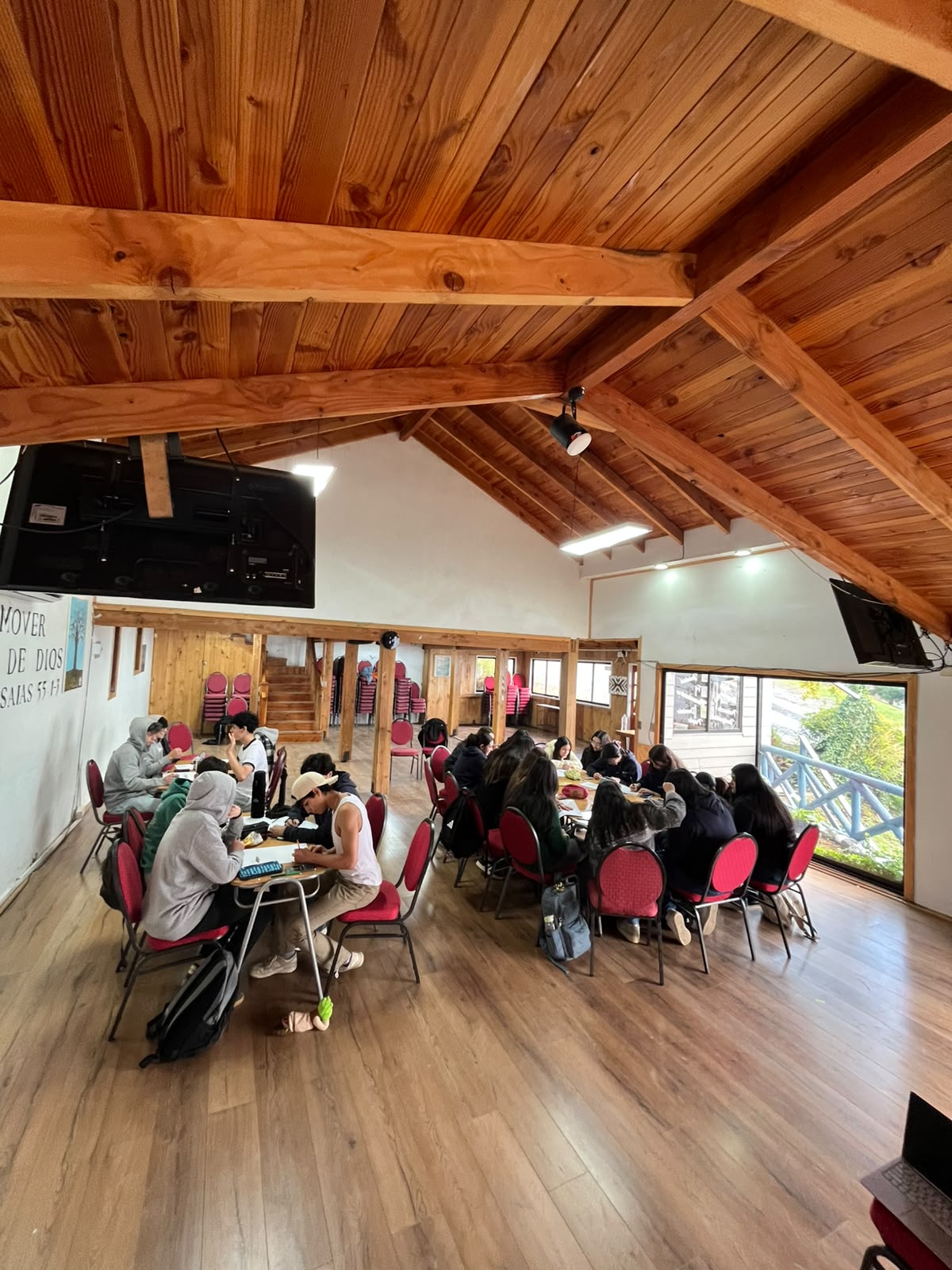 Estudiantes trabajando en grupo durante una jornada de aprendizaje
